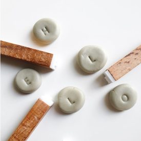 Karakter agyagpecsét – betűk, számok, írásjelek