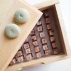 Karakter agyagpecsét – betűk, számok, írásjelek