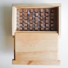 Karakter agyagpecsét – betűk, számok, írásjelek