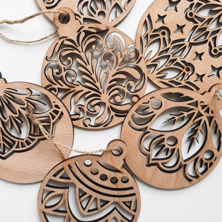 Fából készült karácsonyfadísz szett 10 cm-es – 6 db natúr fa gömb