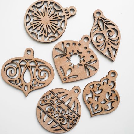 Fából készült karácsonyfadísz szett – 6 db natúr fa dísz (gömb, csepp és hosszúkás formák)