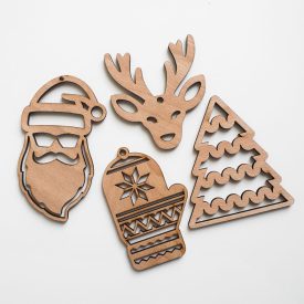   Mikulás, rénszarvas, kesztyű és fenyőfa motívumokkal fából készült karácsonyfadísz szett