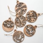 Fából készült karácsonyfadísz darabja