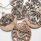 Fából készült karácsonyfadísz darabja