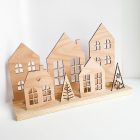 Fa mécsestartó házakkal, fenyőfával