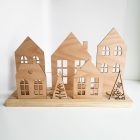 Fa mécsestartó házakkal, fenyőfával