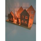 Fa mécsestartó házakkal, fenyőfával