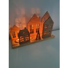 Fa mécsestartó házakkal, fenyőfával