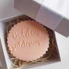 Boldog születésnapot zászlóval - feliratos kekszpecsét