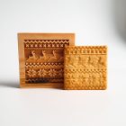 csúnyapulcsis mintájú keksz és fából készült kekszpecsét csúnyapulcsi mintával