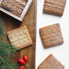 csúnyapulcsis mintájú keksz és fából készült kekszpecsét csúnyapulcsi mintával