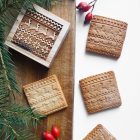 csúnyapulcsis mintájú keksz és fából készült kekszpecsét csúnyapulcsi mintával