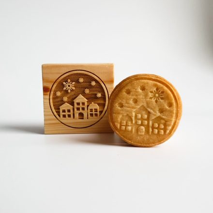házak és hópelyhek mintájú keksz és fából készült kekszpecsét