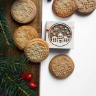 házak és hópelyhek mintájú keksz és fából készült kekszpecsét