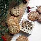 házak és hópelyhek mintájú keksz és fából készült kekszpecsét