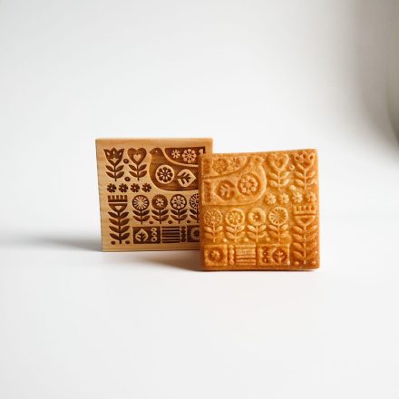 mézeskalács galamb, madár folklór mintával és az ugyan ilyen mintájú fából készült kekszpecsét