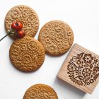 folklór virágos mintás nézeskalács és fából készült sütipecsét