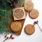 folklór virágos mintás nézeskalács és fából készült sütipecsét