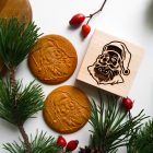 sütipecsét fából Mikulás mintával és Mikulás mintás karácsonyi keksz