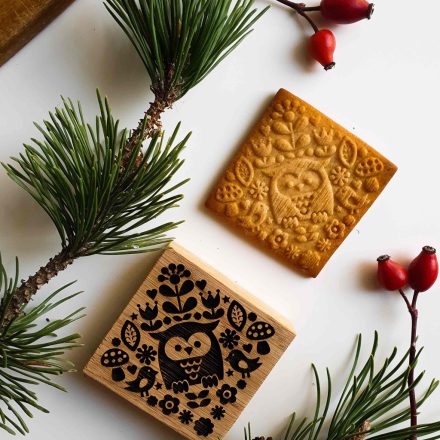 Sütipecsét fából skandináv bagoly mintával és a belőle készült mézeskalács, spekulatius