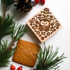 Sütipecsét fából skandináv bagoly mintával és a belőle készült mézeskalács, spekulatius