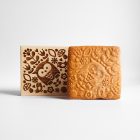 Sütipecsét fából skandináv bagoly mintával és a belőle készült mézeskalács, spekulatius