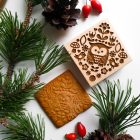 Sütipecsét fából skandináv bagoly mintával és a belőle készült mézeskalács, spekulatius