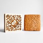 Sütipecsét fából skandináv bagoly mintával és a belőle készült mézeskalács, spekulatius