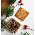 Sütipecsét fából skandináv bagoly mintával és a belőle készült mézeskalács, spekulatius