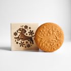 Tacskót ábrázoló fa sütipecsét és tacskós karácsonyi mézeskalács, spekulatius