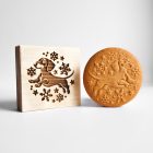 Tacskót ábrázoló fa sütipecsét és tacskós karácsonyi mézeskalács, spekulatius