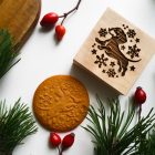 Tacskót ábrázoló fa sütipecsét és tacskós karácsonyi mézeskalács, spekulatius