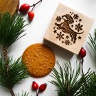 Tacskót ábrázoló fa sütipecsét és tacskós karácsonyi mézeskalács, spekulatius