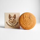 Németjuhász fej mintás fa sütipecsét és belőle készült mézeskalács, spekulatius