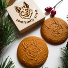 Németjuhász fej mintás fa sütipecsét és belőle készült mézeskalács, spekulatius