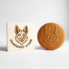 Németjuhász fej mintás fa sütipecsét és belőle készült mézeskalács, spekulatius