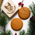 Németjuhász fej mintás fa sütipecsét és belőle készült mézeskalács, spekulatius