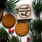 Merry Christmas feliratú fa sütipecsét és mézeskalács