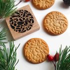 Ünnepi gömb mintás fa sütipecsét és mézeskalács