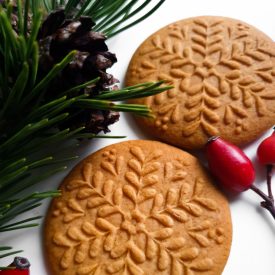 Levél hópehely mintájú fa sütipecsét, mézeskalács és spekulatius kekszek