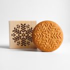 Levél hópehely mintájú fa sütipecsét, mézeskalács és spekulatius kekszek