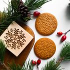 Levél hópehely mintájú fa sütipecsét, mézeskalács és spekulatius kekszek