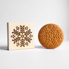 Levél hópehely mintájú fa sütipecsét, mézeskalács és spekulatius kekszek