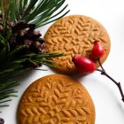 Levél hópehely mintájú fa sütipecsét, mézeskalács és spekulatius kekszek