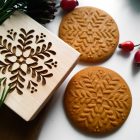 Levél hópehely mintájú fa sütipecsét, mézeskalács és spekulatius kekszek