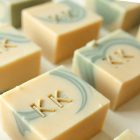 Monogramos szappanpecsét – elegáns kezdőbetűs design