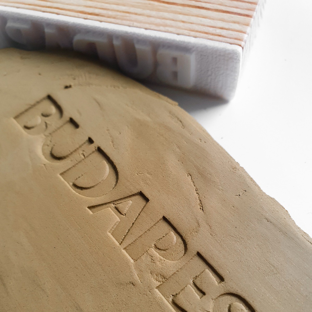 Agyagbélyegző, akril bélyegző, kerámia nyomda – melyik micsoda?